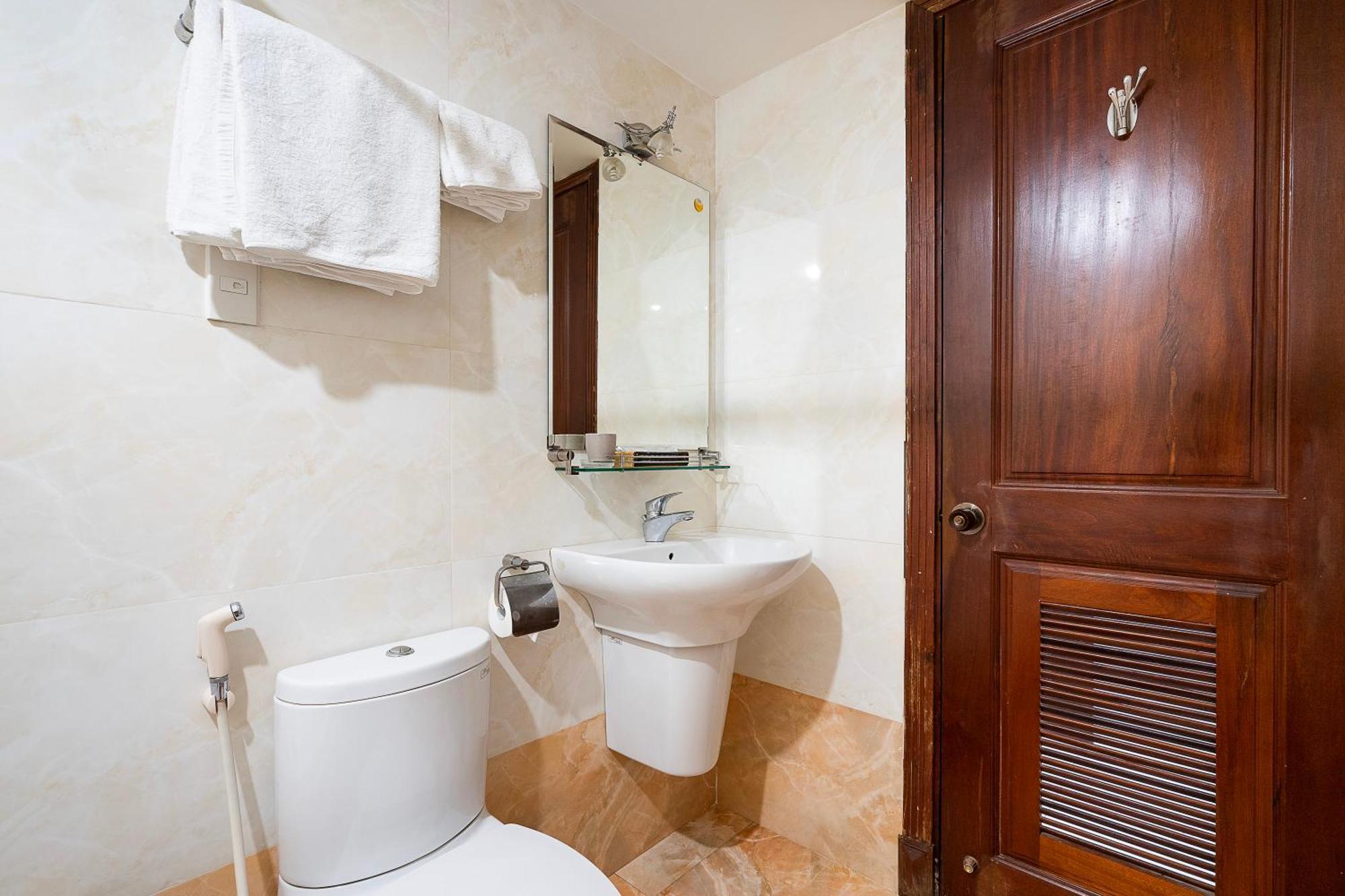 Lucky Star Hotel - Ben Thanh Ho Chi Minh City Bagian luar foto